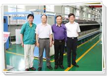 中國紡織工業(yè)聯(lián)合會(huì)副會(huì)長參見同和公司與同和公司董事長崔桂生合影