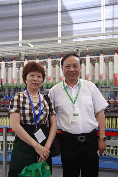 中國棉紡織協(xié)會(huì)會(huì)長朱北娜參觀同和公司與崔桂生董事長合影