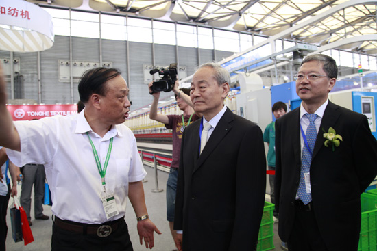 中國(guó)紡織工業(yè)協(xié)會(huì)前會(huì)長(zhǎng)杜玉洲蒞臨同和公司紡機(jī)展參觀