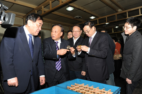 中國紡織工業(yè)聯(lián)合會王天凱會長、高勇副會長、徐文英副會長視察同和公司，并與崔桂生董事長親切交流